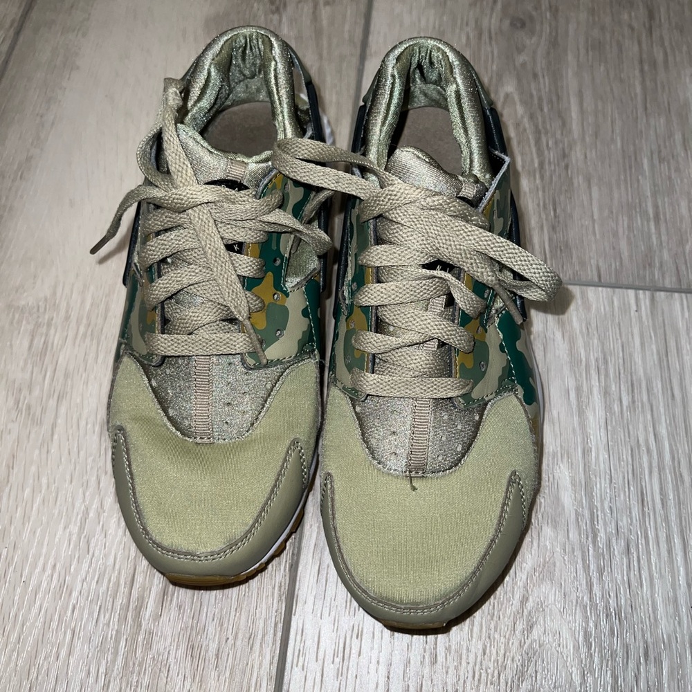 Nike youth boys huarache camo green
